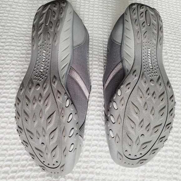 BRAND NEW WOMEN’S SKECHER SLIP-ONS - Picture 3 of 4